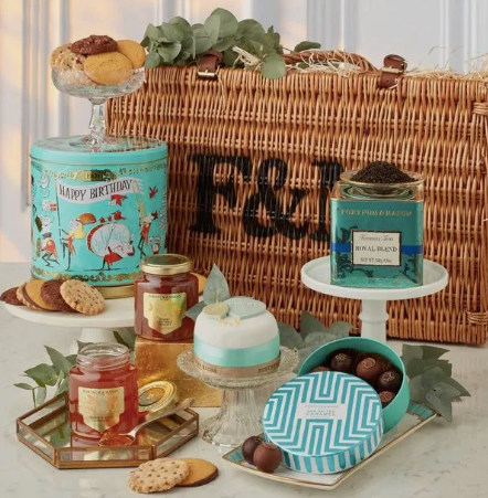 Luxury hampers make great birthday gifts for mum, filling her house with beautiful items and her belly with yummy things! 